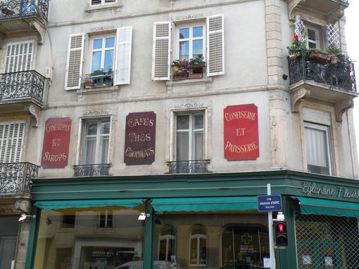  ancienne  patisserie confiserie, rue Jeanne d'Arc
